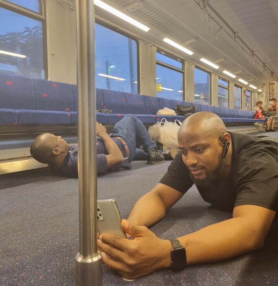 אנשים נשכבים ברכבת בזמן אזעקה