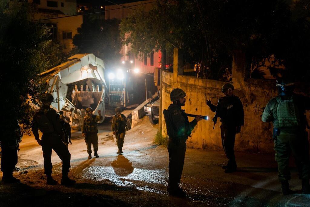 IDF troops in the West Bank village of  Rumana  to demolish homes of Elad terrorists 