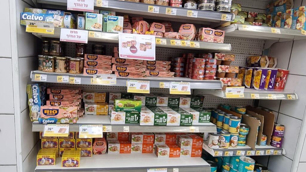 Тунец на полках супермаркета 