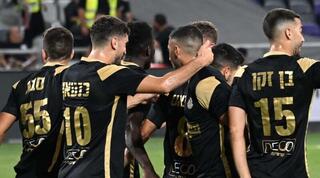 שחקני מ.ס אשדוד חוגגים עם ממאטה אבנעזר. שער קל