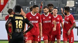 שחקני הפועל תל אביב חוגגים עם רן בנימין