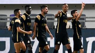 שחקני אשדוד חוגגים עם לוקאס סלינאס