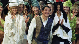 איסי מיאקי ודוגמניות בתצוגת אופנה שלו, 1993