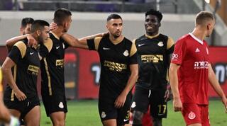 שחקני אשדוד ואדיר לוי חוגגים