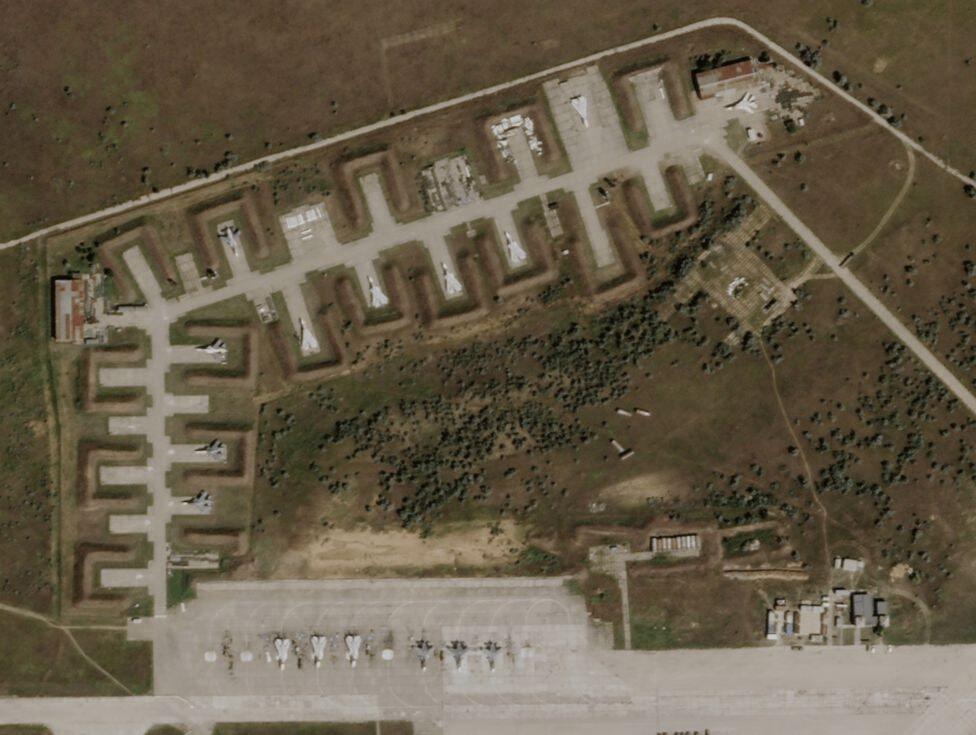 צילומי לוויין של Planet Labs מ בסיס סאקי חצי האי קרים לפני לכאורה מתקפה של אוקראינה נגד צבא רוסיה