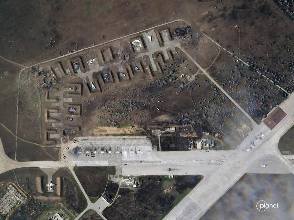 צילומי לוויין של Planet Labs מ בסיס סאקי חצי האי קרים אחרי לכאורה מתקפה של אוקראינה נגד צבא רוסיה