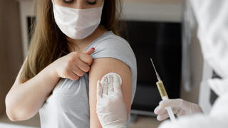 אישה עושה חיסון קורונה