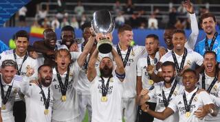 קארים בנזמה מניף את בגביע