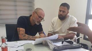 מוטי איווניר חותם על החוזה