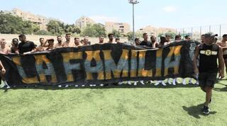 שחקני בית"ר עם דגל לה פמיליה