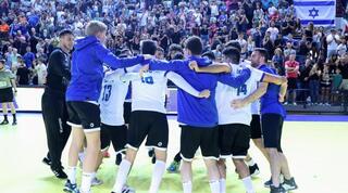 שחקני נבחרת הנוער בכדוריד חוגגים