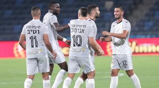 שחקני הפועל חדרה חוגגים