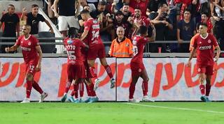 שחקני הפועל תל אביב חוגגים