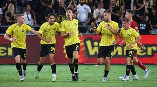 שחקני בית"ר ירושלים חוגגים עם ירדן שועה