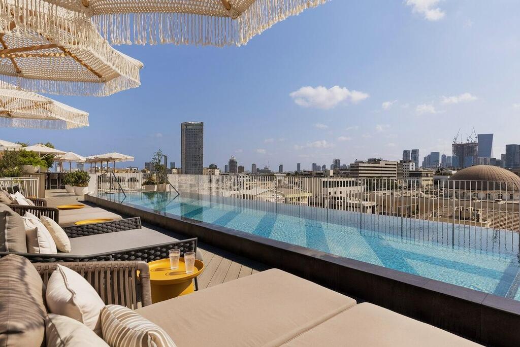 בריכת הגג במלון החדש