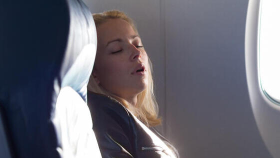 אישה במטוס
