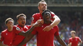 טאיוו אווניהי חוגג עם חבריו