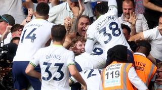 שחקני טוטנהאם חוגגים את השער של הארי קיין