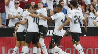 שחקני ולנסיה חוגגים עם קרלוס סולר