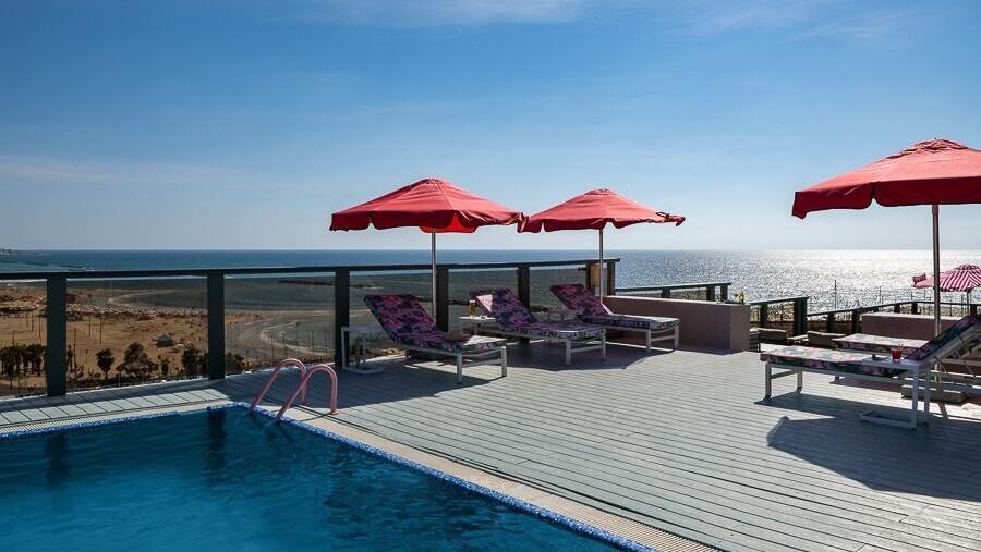 על מלון ישן - בריכת הגג של המלון החדש של פתאל