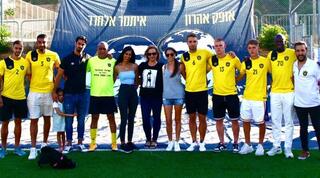 משפחתו של אופק אהרון ז"ל ושחקני בית"ר ירושלים