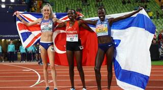 לונה צ'מטאי סלפטר עם המסיימות על הפודיום