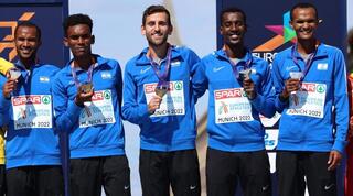 ישראל עם המדליה הקבוצתית