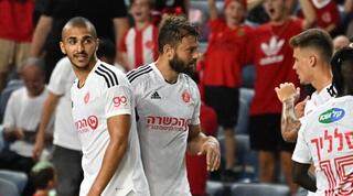 שחקני הפועל תל אביב חוגגים עם קייס גאנם