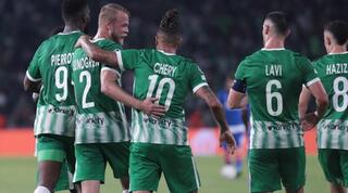 שחקני מכבי חיפה חוגגים את השער השני של פיירו