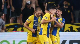 שחקני מכבי תל אביב חוגגים