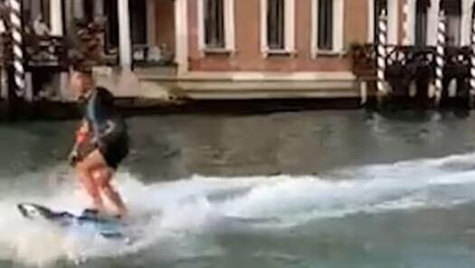 ונציה איטליה תיירים גלשו ב תעלה ונענשו