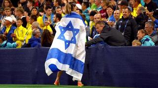 חנה קנייזבה מיננקו עם דגל ישראל במינכן