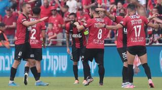 שחקני הפועל חיפה חוגגים