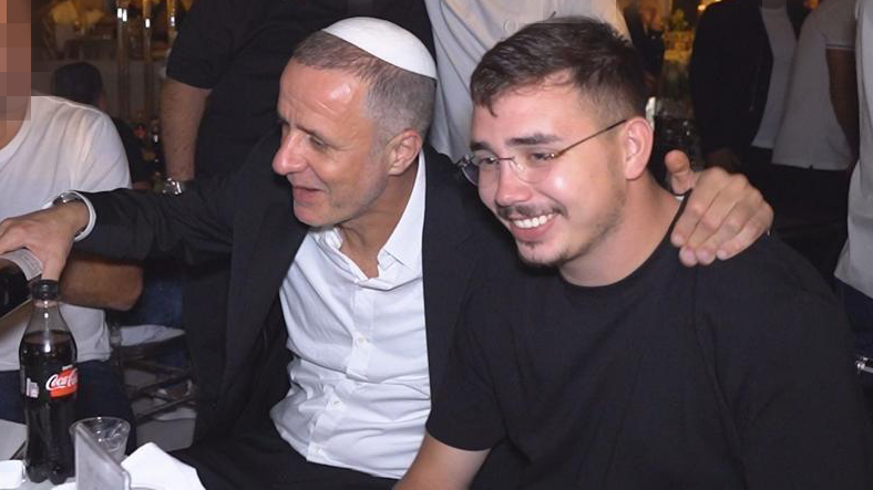  מוסלי בחתונת ביתו ביום חמישי יודב לצידו של מיכאל פיס