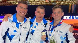 דימה דוצנקו עם המאמנים סרגיי וייסבורג ואילן קורצ'ק