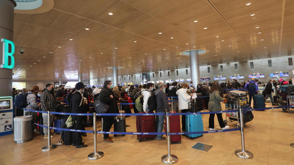 Long lines at Ben Gurion Airport departure hall 