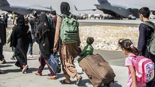 אנשים בורחים מאפגניסטן אחרי חזרת הטליבאן לשלטון