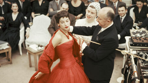 כריסטיאן דיור ודוגמנית בתצוגת הוט קוטור, 1954