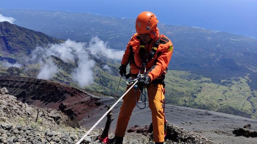 Rescue teams attempt to extract body of Israeli in Indonesia (Photo: Magnus ) החיפושים אחר בועז בר ענן באינדונזיה