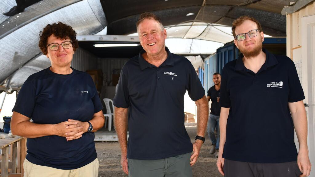 מנהלי החפירה, מימין לשמאל: ד"ר נח דוד מיכאל, אורן שמואלי וד"ר אלנה קוגן-זהבי