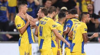 שחקני מכבי תל אביב חוגגים עם פריצה