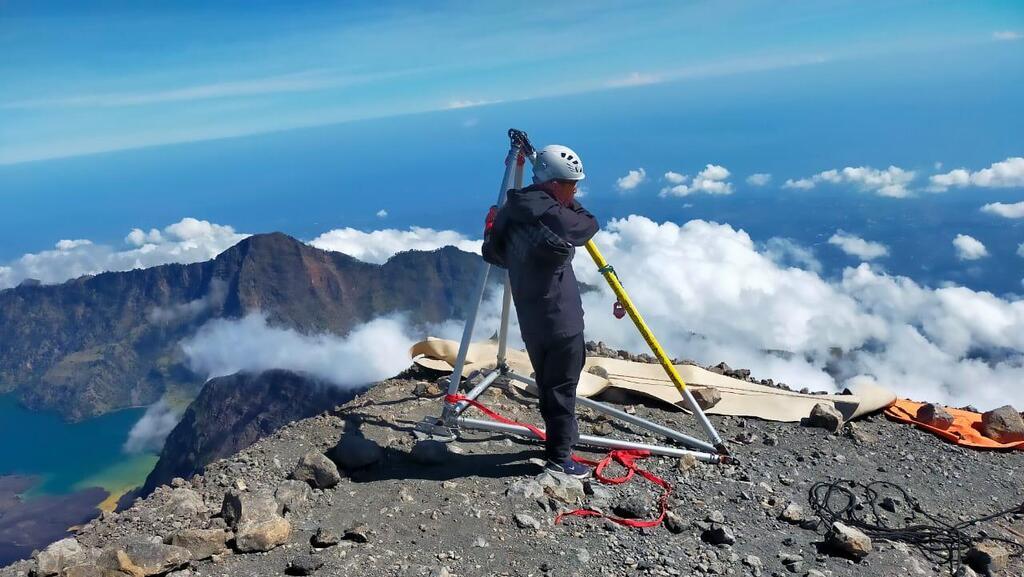 Rescue teams attempt to extract body of Israeli in Indonesia (Photo: Magnus) החיפושים אחר בועז בר ענן באינדונזיה