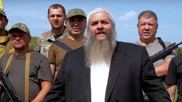הרב משה אסמן, רבה הראשי של אוקראינה, עם החיילים