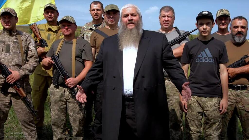 הרב משה אסמן, רבה הראשי של אוקראינה, עם החיילים