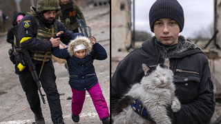 דניק ראק אוקראיני בן 12 ליד הריסות ביתו שהופצץ באזור צ'רניהיב בתחילת ה מלחמה בין רוסיה ל אוקראינה