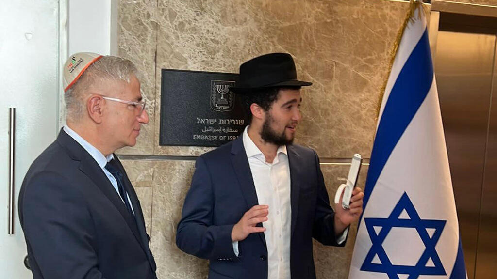 Установка мезузы на входе в офисы посольства в Абу-Даби (Фото: посольство Израиля в Абу-Даби) קביעת מזוזה בשגרירות