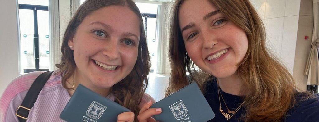 עכשיו זה רשמי: נאווה פרייברג ודליה אפפלבאום עם תעודות הזהות הישראלית