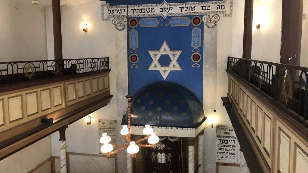אולם בבית הכנסת