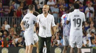 פפ גווארדיולה עם שחקני ברצלונה