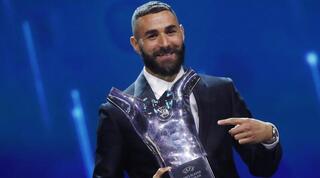 קארים בנזמה עם תואר שחקן השנה של אופ"א